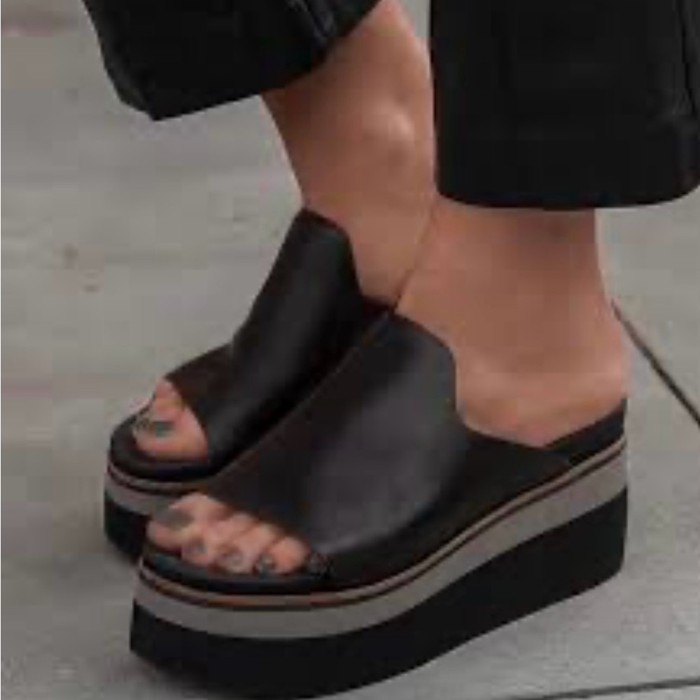 Naked feet flow in black platform sandals